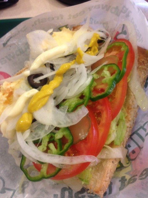 最高に美味いサブウェイのサンドイッチはタマゴにツナをトッピングしたやつ、パンはセサミで、野菜はピクルス以外上限